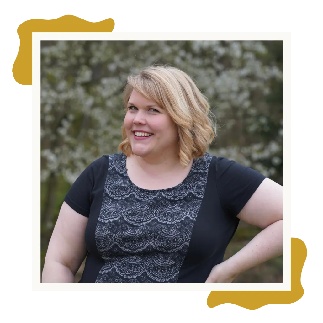 Foto-von-mir_9162_mit-beigem-Hintergrund-und-goldenen-Ecken_freigestellt_quadrat